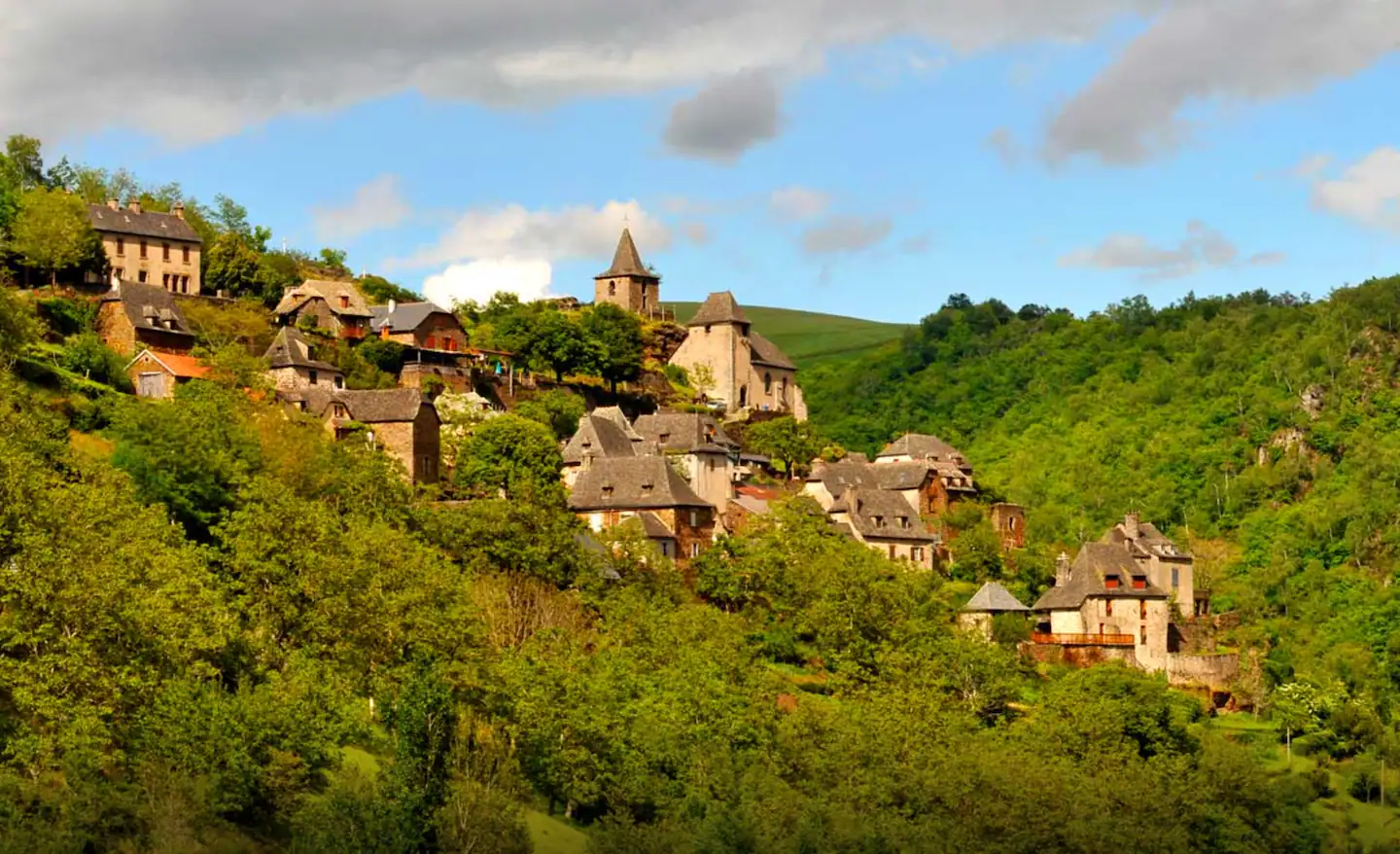 Village de Conques baigné de lumière dorée, Aveyron