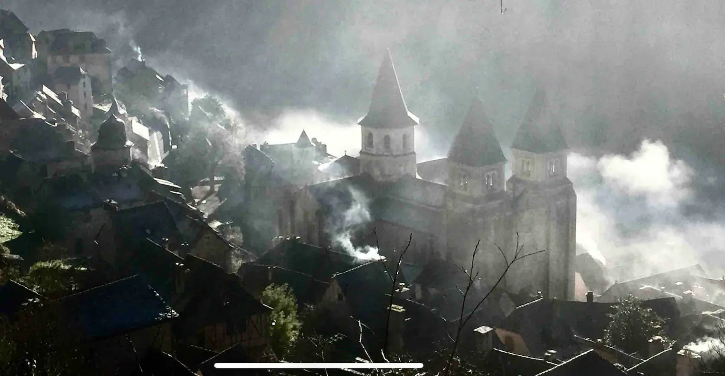 Abbatiale de Conques dans la brume matinale