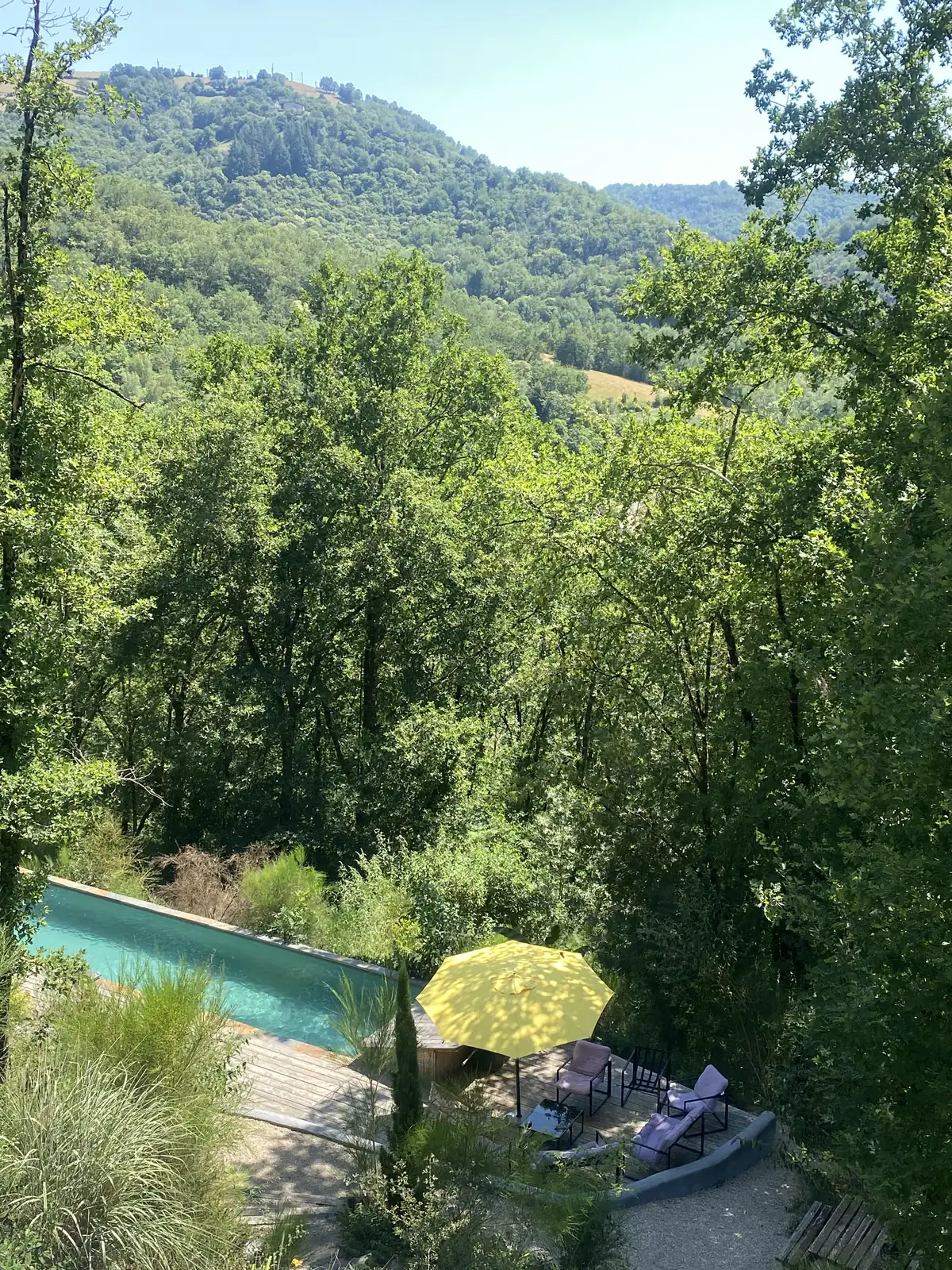 The swimming lane seen from above, opening onto the wooded valley