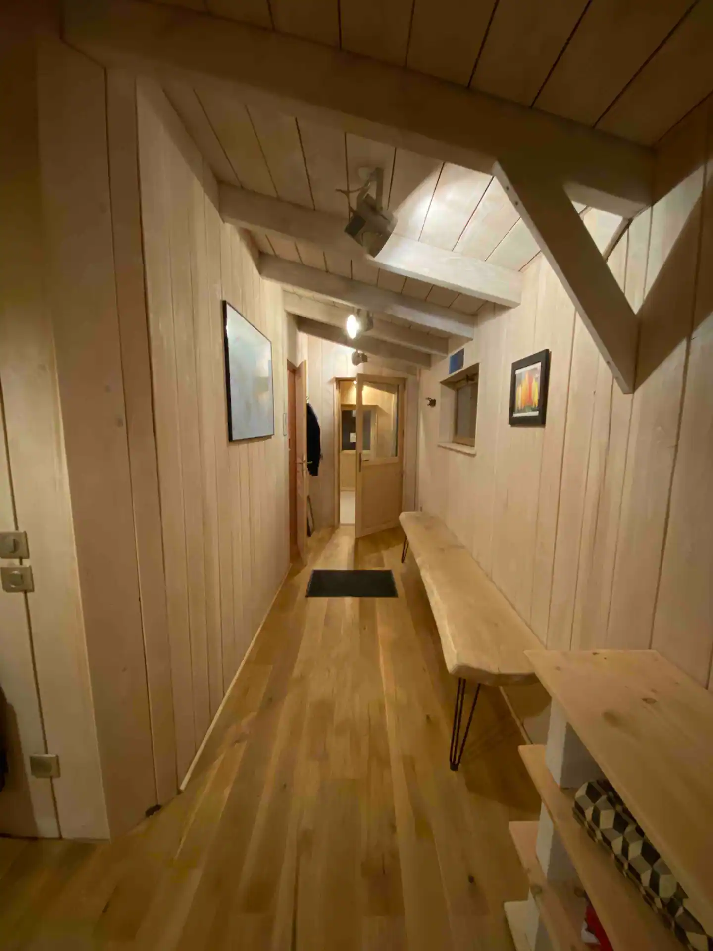 Couloir et portes des suites de Lalalandes en bois naturel