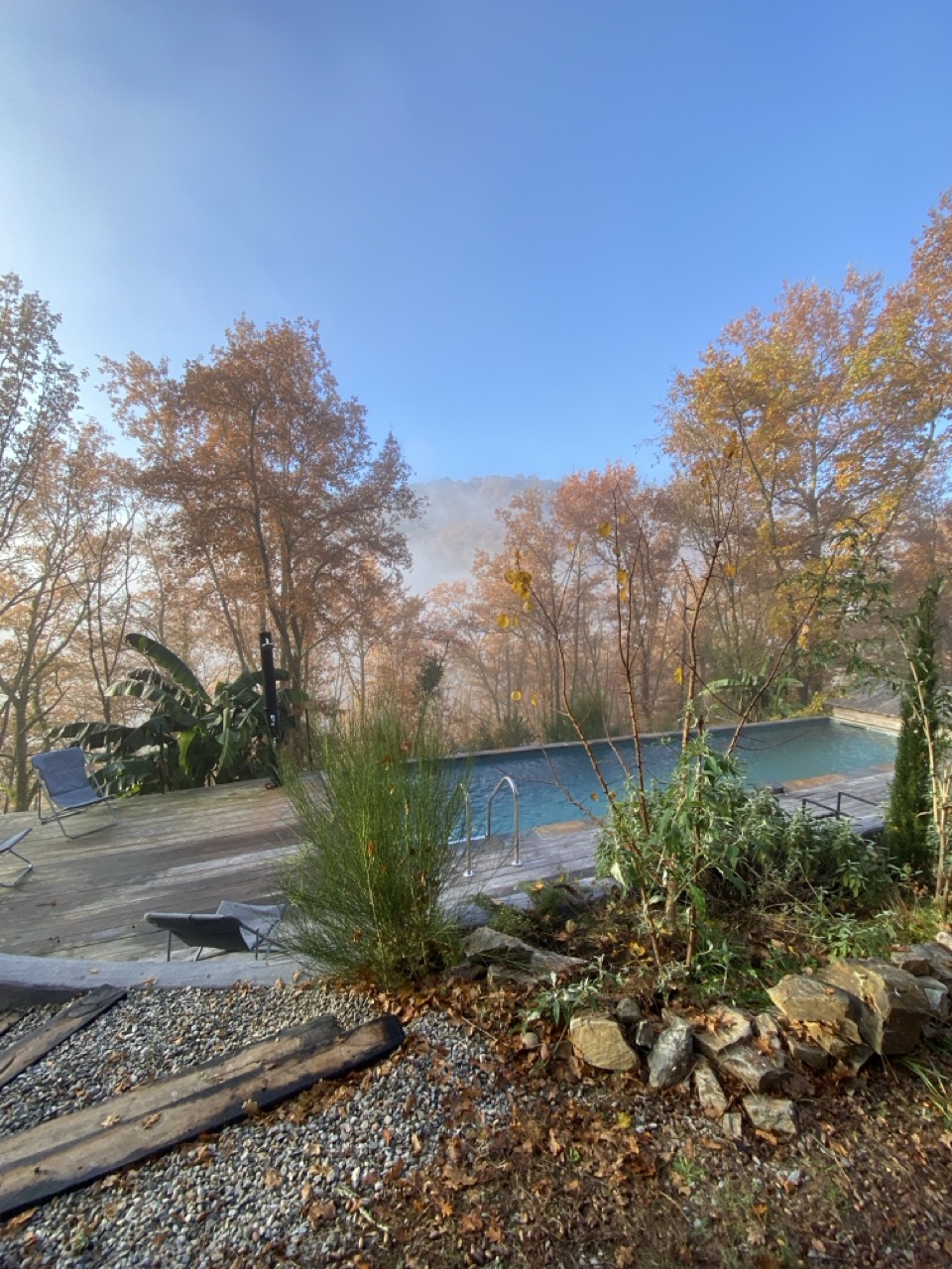 Piscine de Lalalandes en automne avec ciel bleu