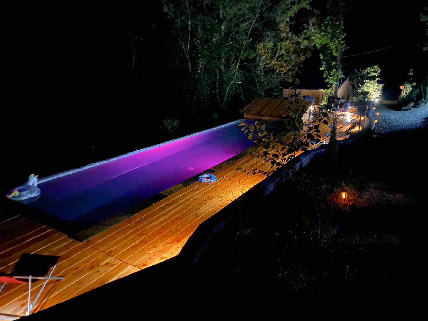 Couloir de nage éclairé en violet la nuit à Lalalandes