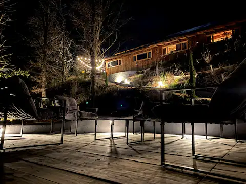 Terrasse et piscine de Lalalandes illuminées de nuit