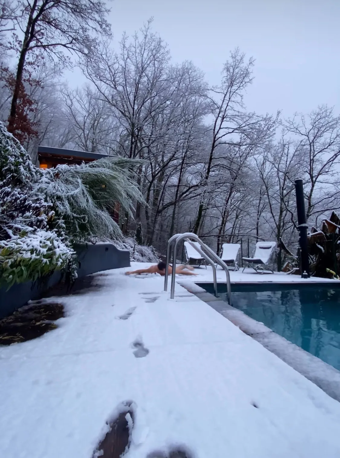 La piscine de Lalalandes sous la neige en hiver, baignade en eau froide