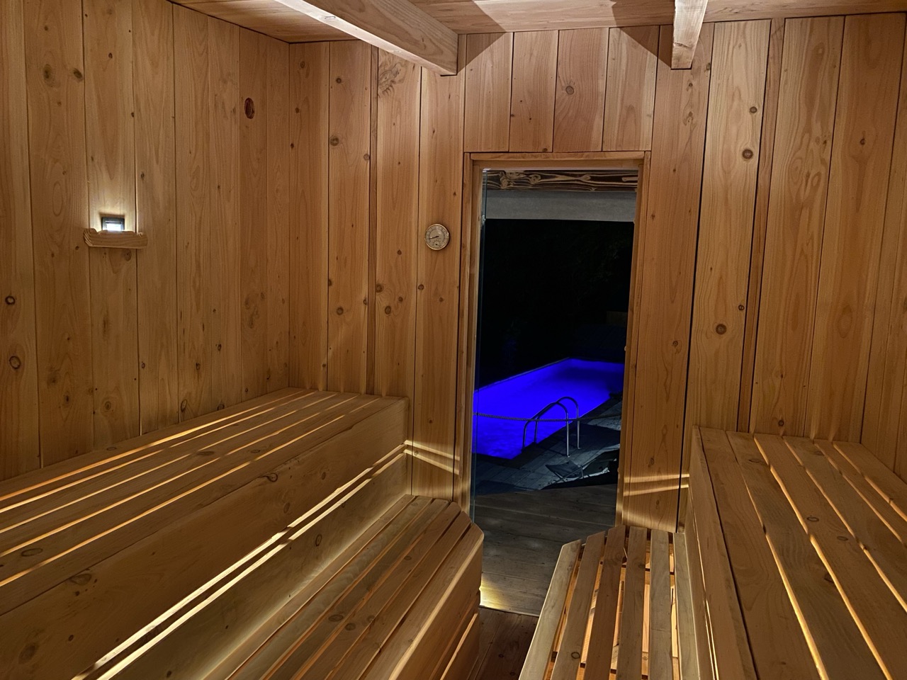 Intérieur du sauna en bois de cèdre avec vue sur le bain nordique