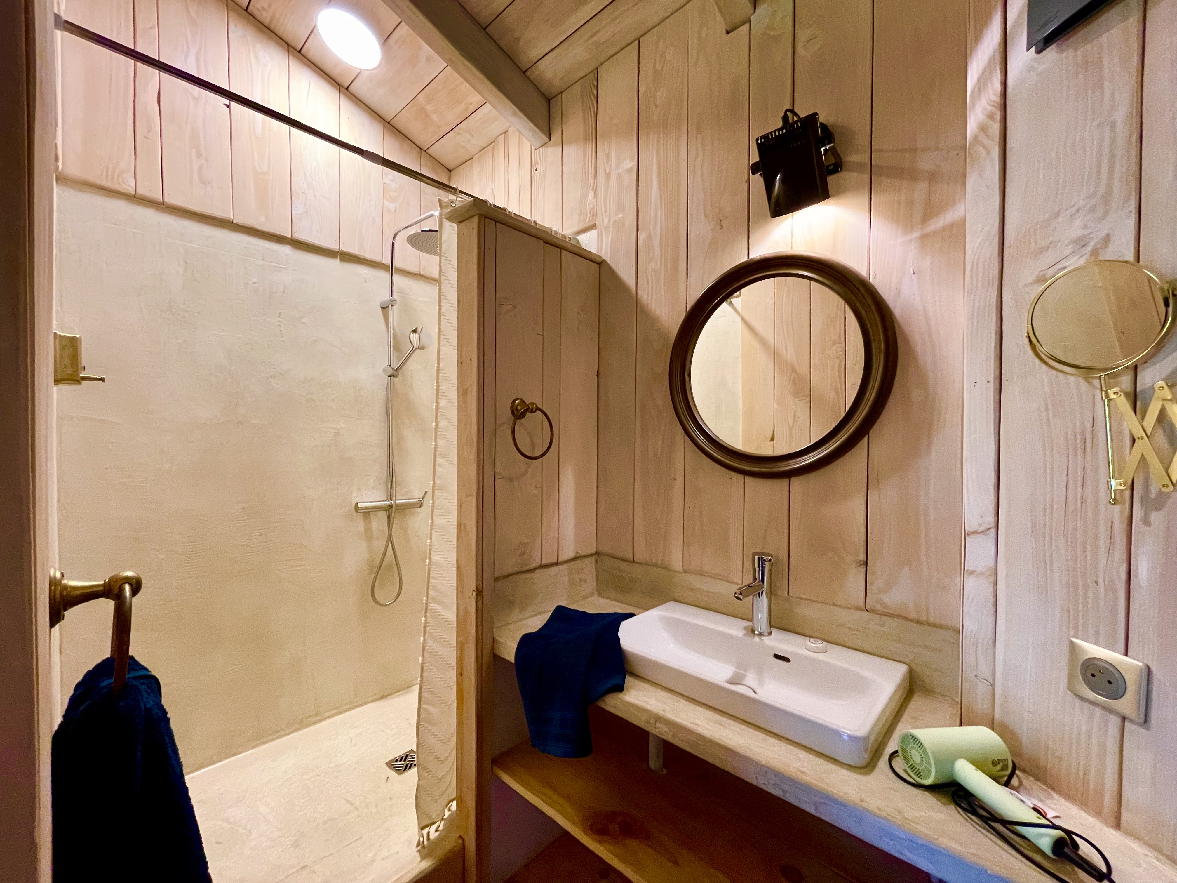 Salle de bain privative de la deuxième suite à Lalalandes