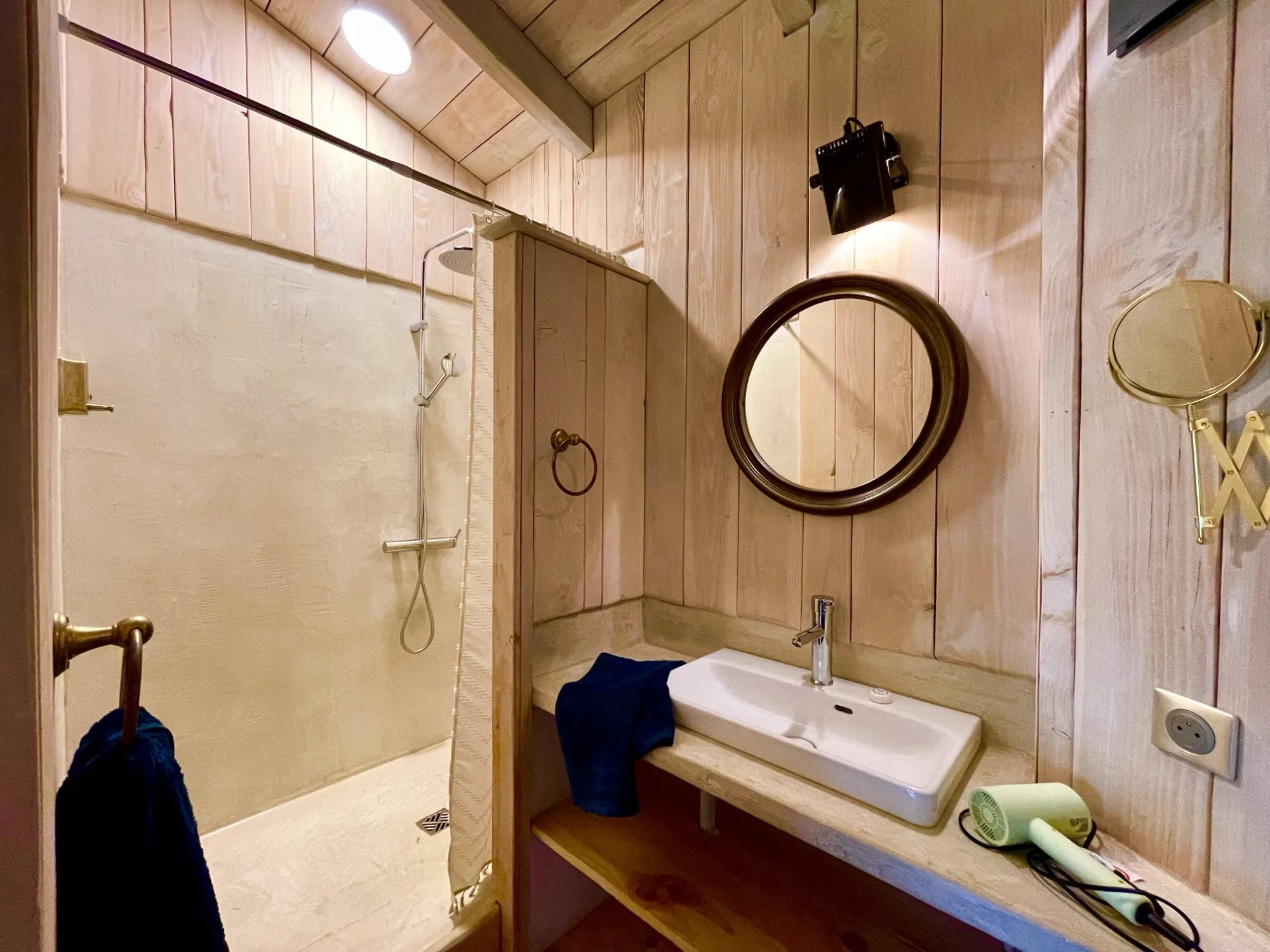 Private bathroom of the second suite at Lalalandes