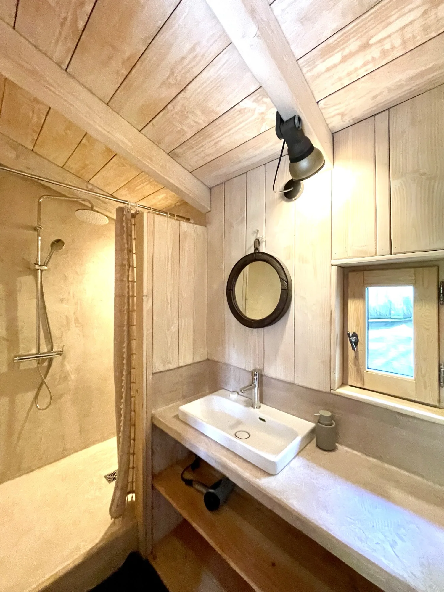 Private bathroom of the third suite at Lalalandes
