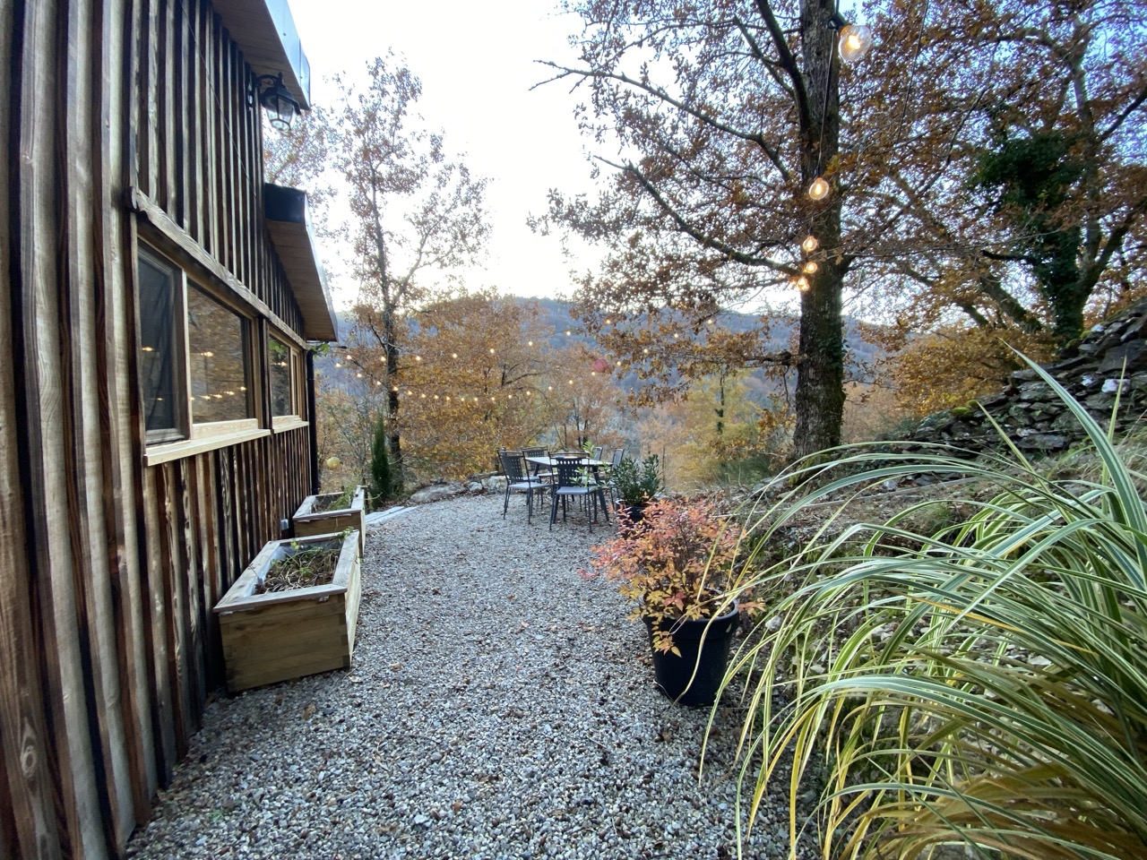 Terrasse de Lalalandes en automne avec vue sur les hauteurs du Dourdou