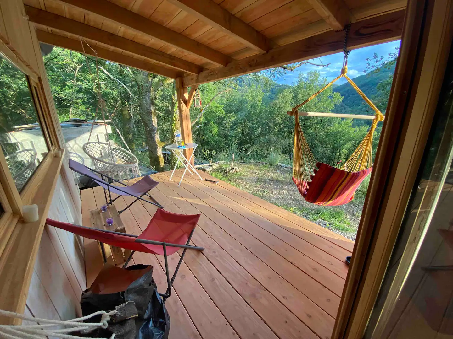 Hamac sur la terrasse de Lalalandes entourée de la forêt naturelle