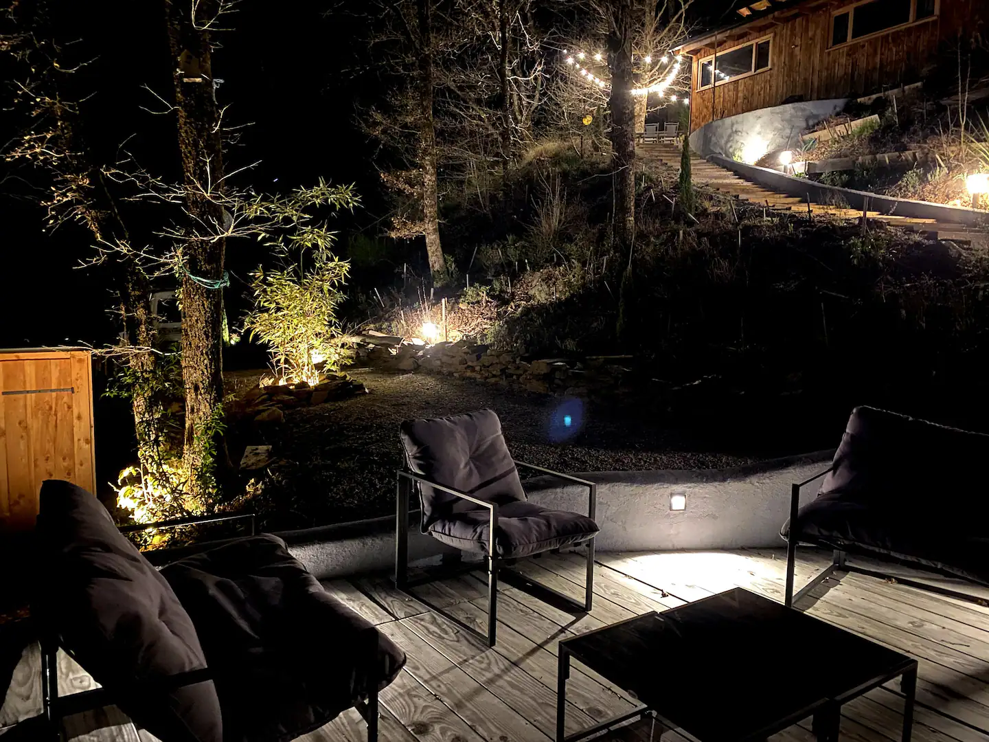 Terrasse de Lalalandes illuminée la nuit avec vue sur la piscine