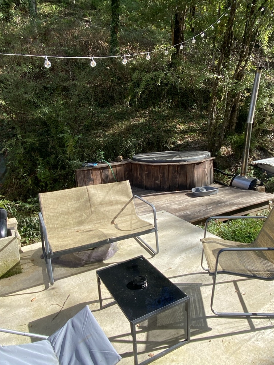 Bain nordique en bois sur la terrasse de Lalalandes